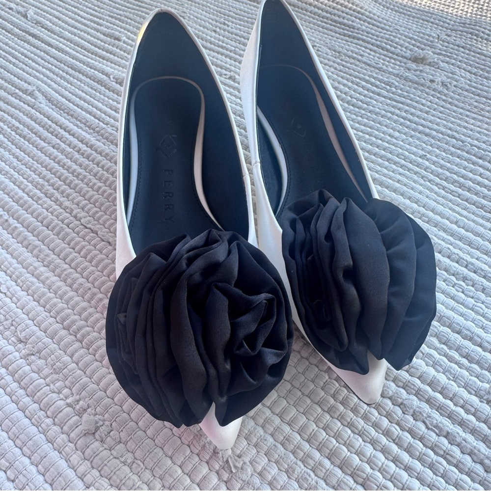 Katy Perry White Pointed Toe Pumps Micro Heel Rosette Statement 7 - Picture 4 of 9
